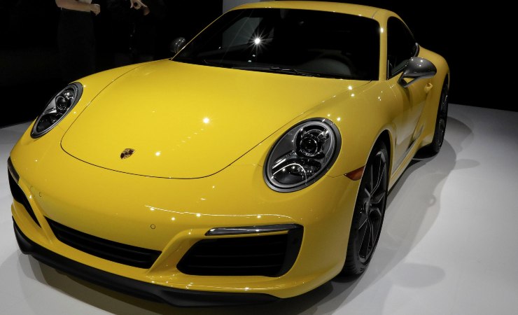 Porsche 911 Carrera gialla
