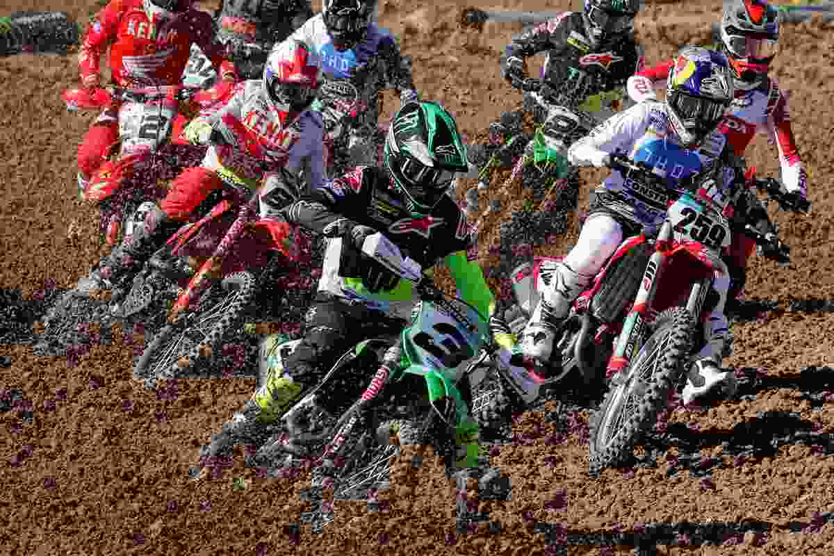Moto in pista per una gara di motocross